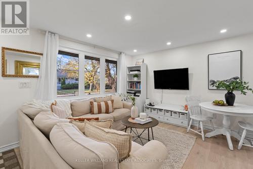 404 Tragina Avenue N, Hamilton, ON - Indoor Photo Showing Living Room