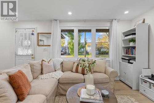 404 Tragina Avenue N, Hamilton, ON - Indoor Photo Showing Living Room