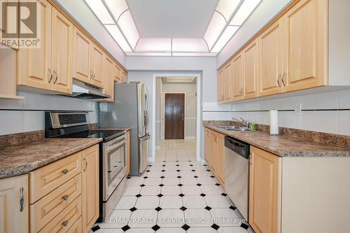 Ph 2502 - 22 Hanover Road, Brampton, ON - Indoor Photo Showing Kitchen With Double Sink