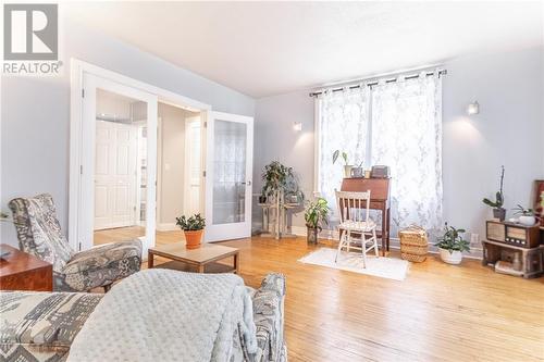 32750 Highway 17, Deep River (511 - Chalk River And Laurentian Hills South), ON - Indoor Photo Showing Living Room