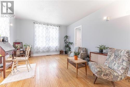 32750 Highway 17, Deep River (511 - Chalk River And Laurentian Hills South), ON - Indoor Photo Showing Living Room