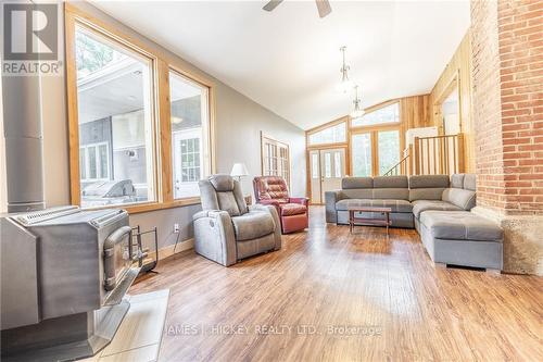 32750 Highway 17, Deep River (511 - Chalk River And Laurentian Hills South), ON - Indoor Photo Showing Living Room