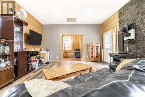 32750 Highway 17, Deep River (511 - Chalk River And Laurentian Hills South), ON - Indoor Photo Showing Living Room