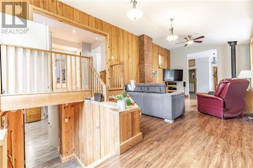 32750 Highway 17, Deep River (511 - Chalk River And Laurentian Hills South), ON - Indoor Photo Showing Living Room