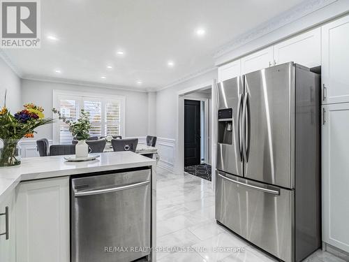 343 Via Carmine Avenue, Vaughan, ON - Indoor Photo Showing Kitchen