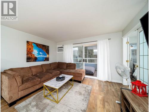 575 Doyle Avenue Unit# 102, Kelowna, BC - Indoor Photo Showing Living Room