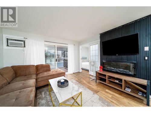 575 Doyle Avenue Unit# 102, Kelowna, BC - Indoor Photo Showing Living Room