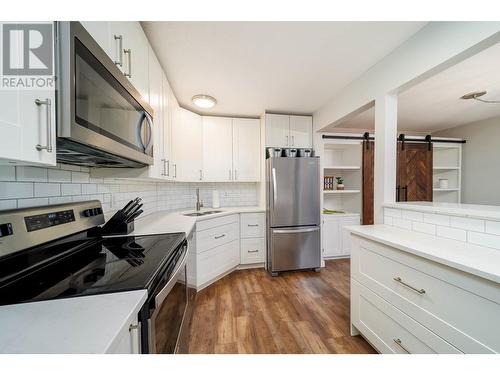 updated kitchen/quartz counter tops - 575 Doyle Avenue Unit# 102, Kelowna, BC - Indoor Photo Showing Kitchen With Upgraded Kitchen