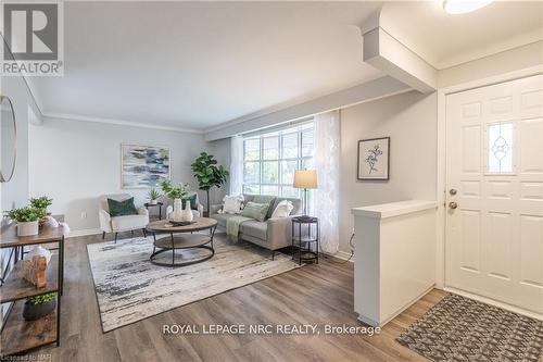 37 Larchwood Drive, St. Catharines (461 - Glendale/Glenridge), ON - Indoor Photo Showing Living Room