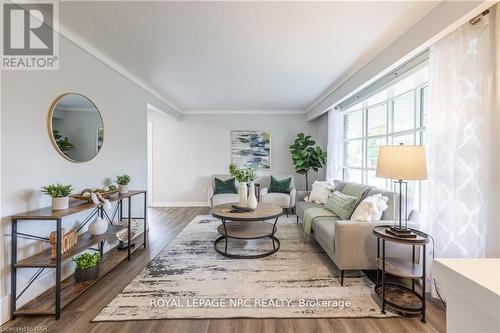 37 Larchwood Drive, St. Catharines (461 - Glendale/Glenridge), ON - Indoor Photo Showing Living Room