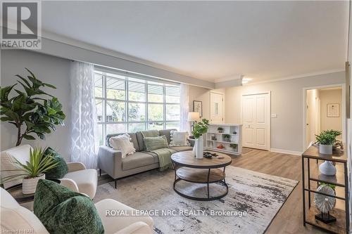 37 Larchwood Drive, St. Catharines (461 - Glendale/Glenridge), ON - Indoor Photo Showing Living Room