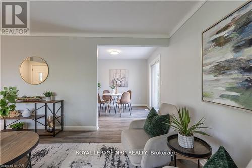 37 Larchwood Drive, St. Catharines (461 - Glendale/Glenridge), ON - Indoor Photo Showing Living Room