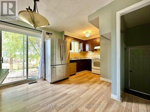 33 Deerfield Parkway, Thorold (556 - Allanburg/Thorold South), ON - Indoor Photo Showing Kitchen