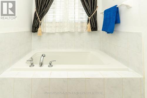 239 Dalgleish Gardens, Milton, ON - Indoor Photo Showing Bathroom