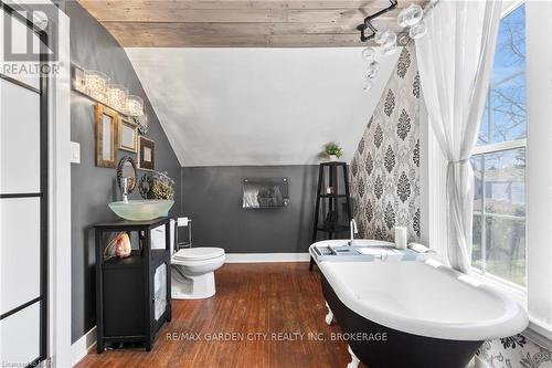 123 Elgin Street W, Welland, ON - Indoor Photo Showing Bathroom