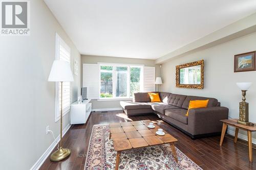 21 Baywell Crescent, Aurora, ON - Indoor Photo Showing Living Room