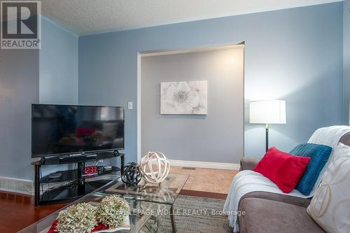 8 Dawn Ridge Drive, Kitchener, ON - Indoor Photo Showing Living Room