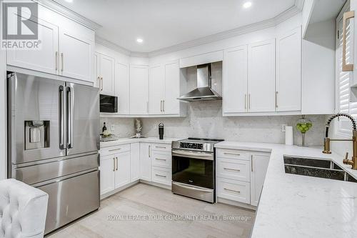 123 Golden Orchard Road, Vaughan, ON - Indoor Photo Showing Kitchen With Double Sink With Upgraded Kitchen