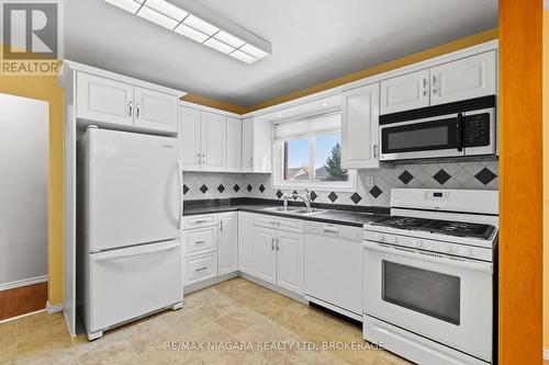 1097 Pelham Road, Pelham (662 - Fonthill), ON - Indoor Photo Showing Kitchen With Double Sink