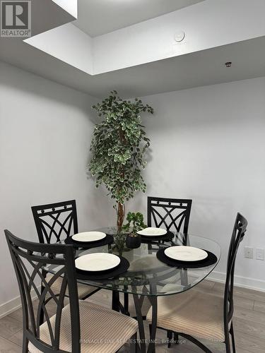 321 - 8 Tippett Road, Toronto, ON - Indoor Photo Showing Dining Room