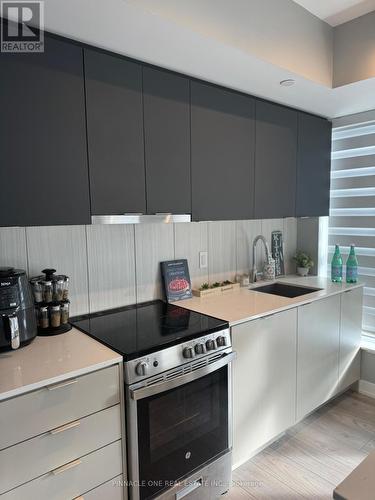 321 - 8 Tippett Road, Toronto, ON - Indoor Photo Showing Kitchen With Upgraded Kitchen