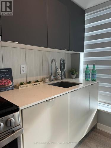 321 - 8 Tippett Road, Toronto, ON - Indoor Photo Showing Kitchen