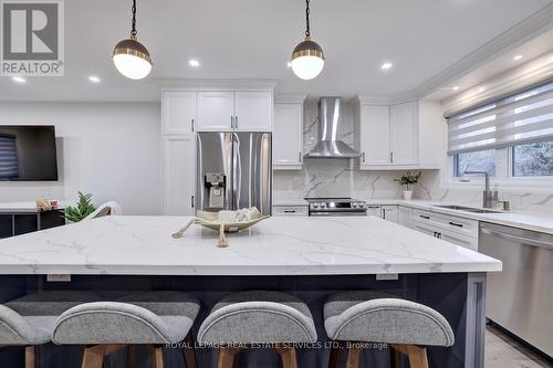 102 Crown Crescent, Bradford West Gwillimbury, ON - Indoor Photo Showing Kitchen With Upgraded Kitchen