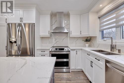 102 Crown Crescent, Bradford West Gwillimbury, ON - Indoor Photo Showing Kitchen With Double Sink With Upgraded Kitchen