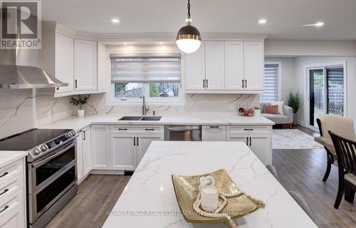 102 Crown Crescent, Bradford West Gwillimbury, ON - Indoor Photo Showing Kitchen With Upgraded Kitchen