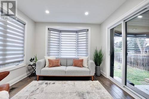 102 Crown Crescent, Bradford West Gwillimbury, ON - Indoor Photo Showing Living Room