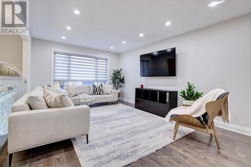 102 Crown Crescent, Bradford West Gwillimbury, ON - Indoor Photo Showing Living Room