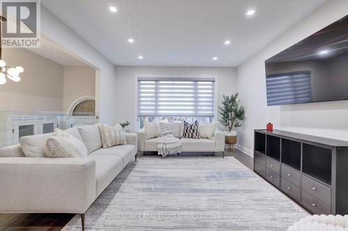 102 Crown Crescent, Bradford West Gwillimbury, ON - Indoor Photo Showing Living Room