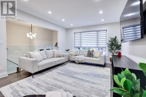 102 Crown Crescent, Bradford West Gwillimbury, ON - Indoor Photo Showing Living Room