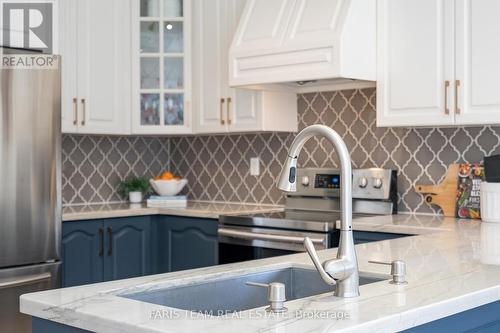 28 Camelot Square, Barrie, ON - Indoor Photo Showing Kitchen With Double Sink With Upgraded Kitchen