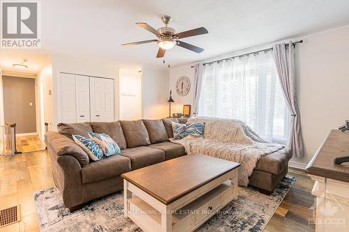 615 Oxford Street, North Grenville, ON - Indoor Photo Showing Living Room