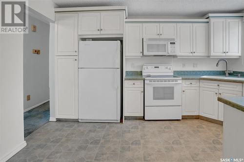 11 Hawthorne Crescent, Regina, SK - Indoor Photo Showing Kitchen