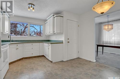 11 Hawthorne Crescent, Regina, SK - Indoor Photo Showing Kitchen