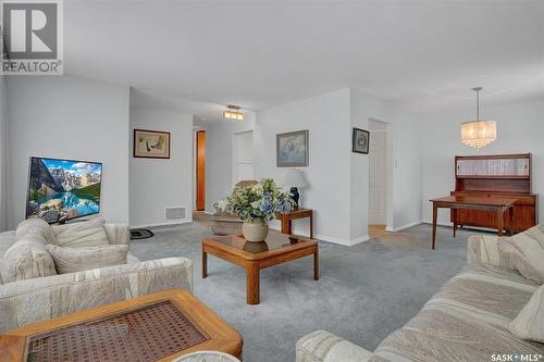 11 Hawthorne Crescent, Regina, SK - Indoor Photo Showing Living Room