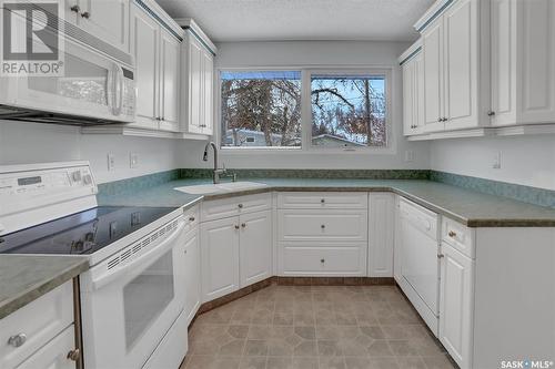 11 Hawthorne Crescent, Regina, SK - Indoor Photo Showing Kitchen