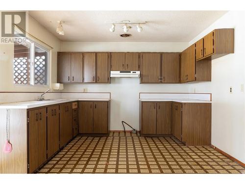 3220 Patterson Street, Armstrong, BC - Indoor Photo Showing Kitchen