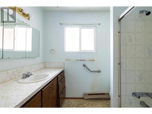 3220 Patterson Street, Armstrong, BC - Indoor Photo Showing Bathroom