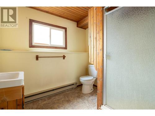 3220 Patterson Street, Armstrong, BC - Indoor Photo Showing Bathroom