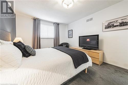 Carpeted bedroom featuring a textured ceiling - 145 Dragoon Drive, Hamilton, ON - Indoor Photo Showing Bedroom