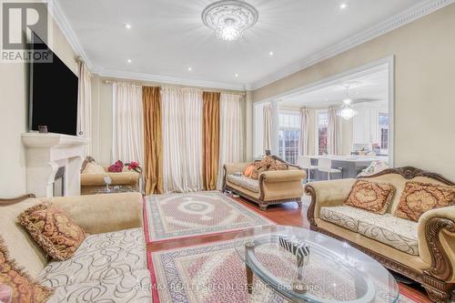 165 Grand Vallore Crescent, Vaughan, ON - Indoor Photo Showing Living Room