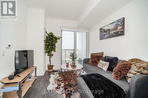 2915 - 1000 Portage Parkway, Vaughan, ON - Indoor Photo Showing Living Room