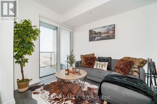 2915 - 1000 Portage Parkway, Vaughan, ON - Indoor Photo Showing Living Room