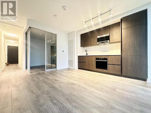 611 - 117 Broadway Avenue N, Toronto, ON - Indoor Photo Showing Kitchen