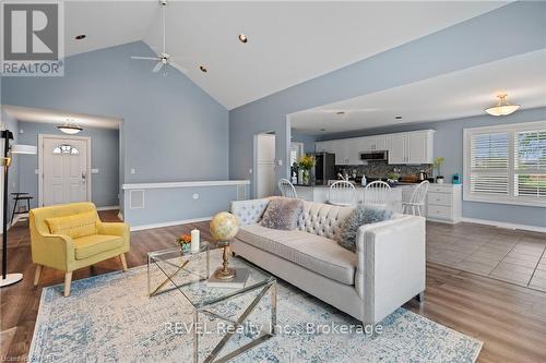 353 South Pelham Road, Welland (770 - West Welland), ON - Indoor Photo Showing Living Room