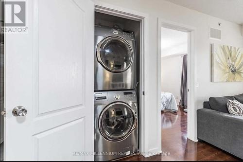 1422 - 8 Dayspring Circle, Brampton, ON - Indoor Photo Showing Laundry Room