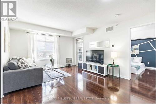 1422 - 8 Dayspring Circle, Brampton, ON - Indoor Photo Showing Living Room